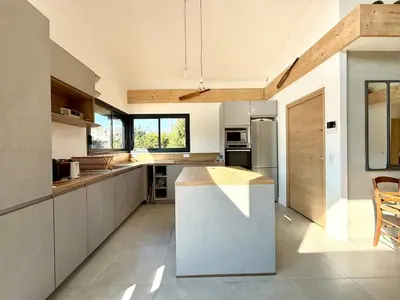 Cuisine ou kitchenette dans l'établissement Villa piscine pour 8 personnes proche Arcachon