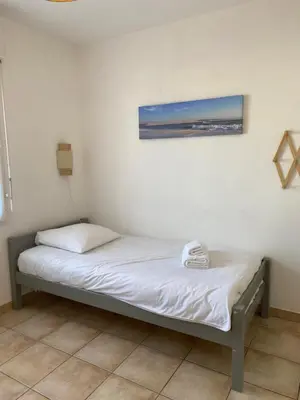 Un ou plusieurs lits dans un hébergement de l'établissement Maison, véranda & jardin Bassin d'Arcachon