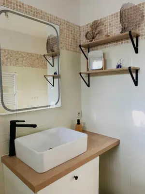 Salle de bains dans l'établissement Maison, véranda & jardin Bassin d'Arcachon