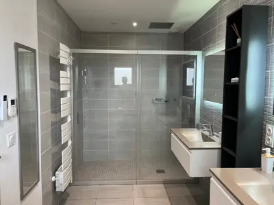 Salle de bains dans l'établissement Villa 5 Etoiles avec piscine chauffée Proche plages et Pays Basque