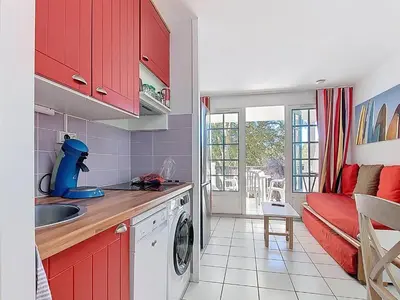 Cuisine ou kitchenette dans l'établissement Studio cabine proche golf et océan avec wifi et parking sécurisé - FR-1-857-57