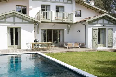 Piscine de l'établissement Villa Les Voiles - ARCHIK Pyla sur Mer - Accès plage ou située à proximité