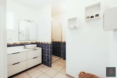Salle de bains dans l'établissement Biscarrosse centre Duplex avec terrasse 6 personnes