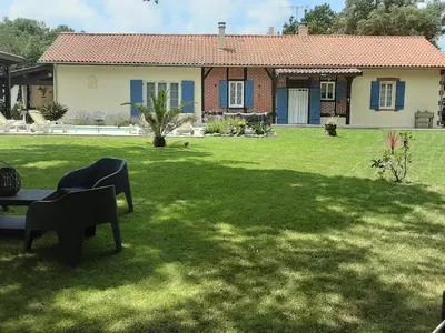 Jardin de l'établissement Grande maison avec piscine privée