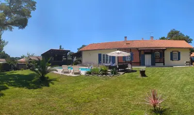 Jardin de l'établissement Grande maison avec piscine privée