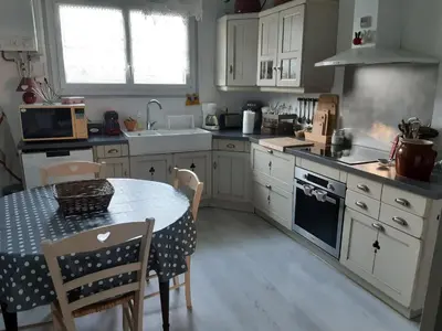 Cuisine ou kitchenette dans l'établissement Grande maison avec piscine privée