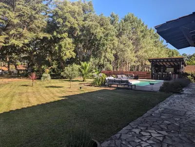 Jardin de l'établissement Grande maison avec piscine privée