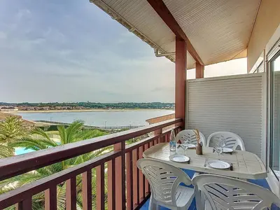 Balcon ou terrasse dans l'établissement Appartement T3 avec terrasse et piscine collective - FR-1-857-58