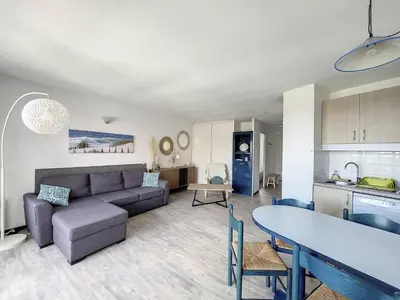 Coin salon dans l'établissement Appartement T3 avec terrasse et piscine collective - FR-1-857-58