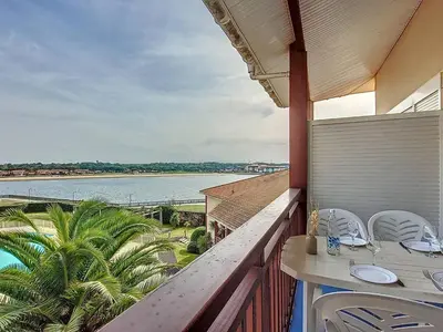 Balcon ou terrasse dans l'établissement Appartement T3 avec terrasse et piscine collective - FR-1-857-58