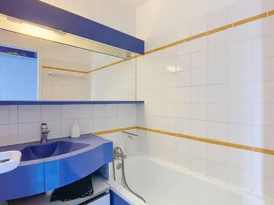 Salle de bains dans l'établissement Charmant T2 à Moliets, terrasse, parc résidentiel - FR-1-857-60