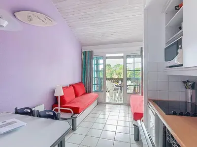 Cuisine ou kitchenette dans l'établissement Charmant T2 à Moliets, terrasse, parc résidentiel - FR-1-857-60