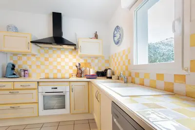 Cuisine ou kitchenette dans l'établissement Maison 3 chambres près du Lac de Navarrosse – Jardin terrasse