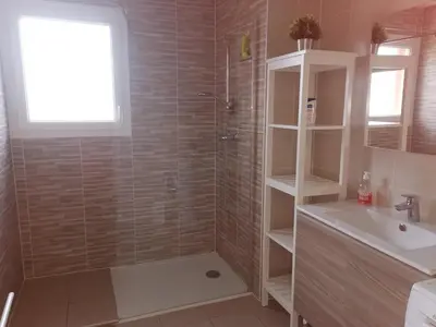 Salle de bains dans l'établissement Spacieux T3 avec terrasse très proche des plages