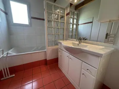 Salle de bains dans l'établissement Gite de lescurade