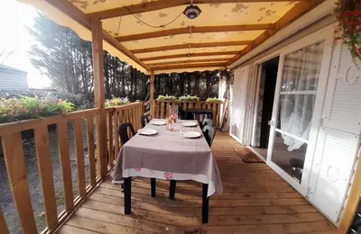 Balcon ou terrasse dans l'établissement Mobil-home 331, 3 ch, 1sdb camping 4 étoile pipiou Siblu