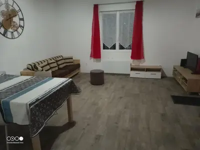 Télévision ou salle de divertissement dans l'établissement Castorette, au calme, petit déjeuner compris