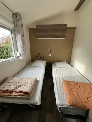 Un ou plusieurs lits dans un hébergement de l'établissement 230 mobil-home 2 chambres 1 salle de douche