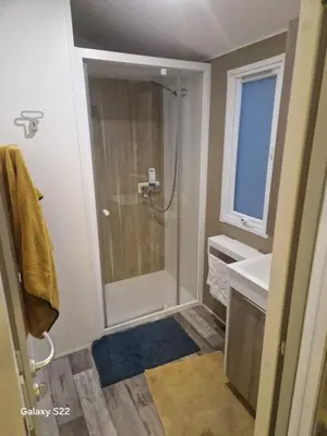 Salle de bains dans l'établissement 230 mobil-home 2 chambres 1 salle de douche