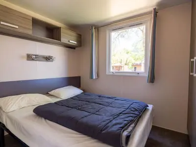 Un ou plusieurs lits dans un hébergement de l'établissement Mobil home 26m² avec terrasse à Soustons, camping nature - API-1-52-1345