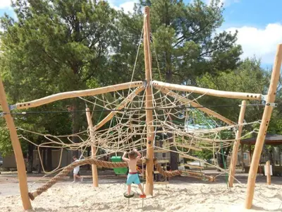 Aire de jeux pour enfants de l'établissement Mobil home 26m² avec terrasse à Soustons, camping nature - API-1-52-1345