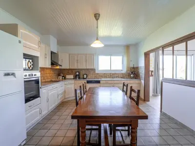 Cuisine ou kitchenette dans l'établissement Maison familiale Mimizan pour 12 pers. entre océan, lac et forêt - Ménage inclus - FR-1-50-196