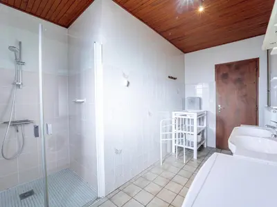 Salle de bains dans l'établissement Maison familiale Mimizan pour 12 pers. entre océan, lac et forêt - Ménage inclus - FR-1-50-196