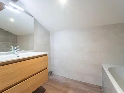 Salle de bains dans l'établissement Maison familiale Mimizan pour 12 pers. entre océan, lac et forêt - Ménage inclus - FR-1-50-196