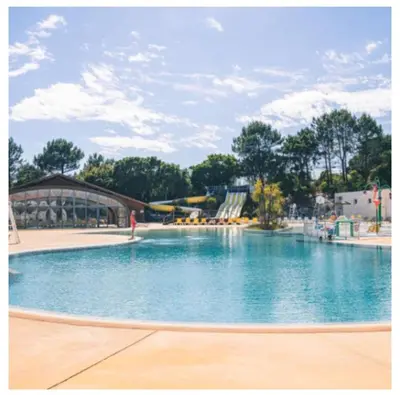 Piscine de l'établissement Mobil Home Camping 4 étoiles en bord de mer ou située à proximité