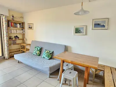 Coin salon dans l'établissement Agréable appartement 2 chambres Notre Dame 200m de la plage, piscine commune
