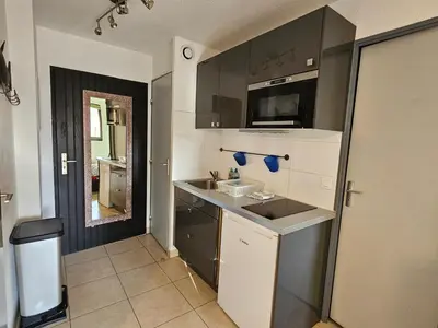 Cuisine ou kitchenette dans l'établissement Agréable appartement 2 chambres Notre Dame 200m de la plage, piscine commune