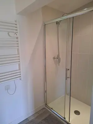 Salle de bains dans l'établissement Maison et appartement 7 chambres, piscine