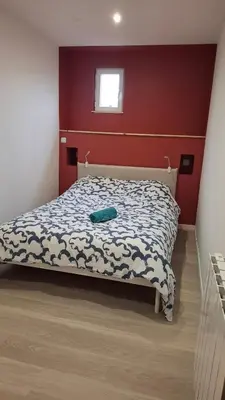 Un ou plusieurs lits dans un hébergement de l'établissement Ateka Maison et 2 appartements 9 chambres piscine