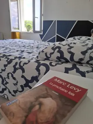 Un ou plusieurs lits dans un hébergement de l'établissement Ateka Maison et 2 appartements 9 chambres piscine