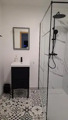 Salle de bains dans l'établissement Ateka Maison et 2 appartements 9 chambres piscine