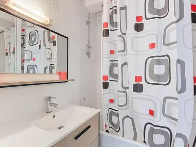 Salle de bains dans l'établissement Appartement 5 pers avec piscine et parking à Vieux-Boucau - FR-1-857-61
