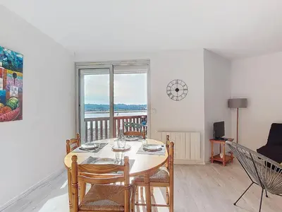 Coin salon dans l'établissement Appartement 5 pers avec piscine et parking à Vieux-Boucau - FR-1-857-61