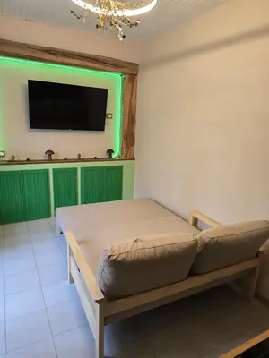 Télévision ou salle de divertissement dans l'établissement Superbe T2 privatif Clim Piscine Petit-déjeuner au Gîte Horizons Landais