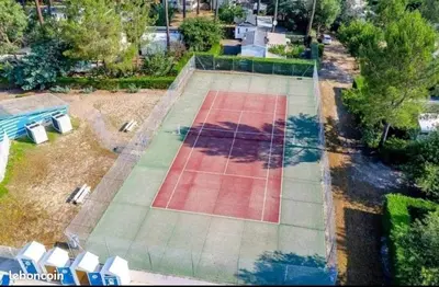 Tennis ou squash au sein de le camping ou à proximité