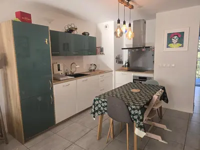 Cuisine ou kitchenette dans l'établissement Appartement T2 avec terrasse