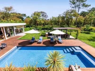 Piscine de l'établissement Villa d'exception à Hossegor avec piscine chauffée - FR-1-791-45 ou située à proximité