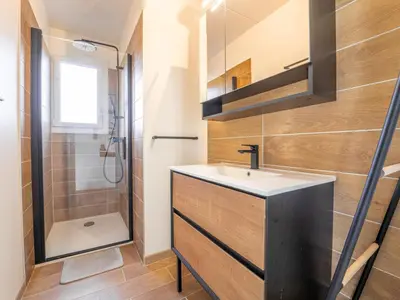 Salle de bains dans l'établissement Maison familiale au bord du lac d'Aureilhan pour 10 personnes - FR-1-50-197