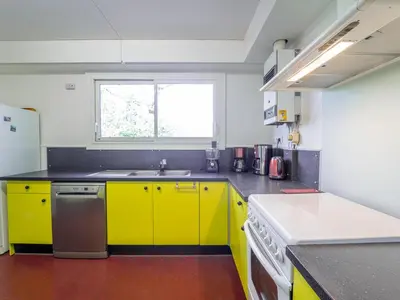 Cuisine ou kitchenette dans l'établissement Maison familiale au bord du lac d'Aureilhan pour 10 personnes - FR-1-50-197