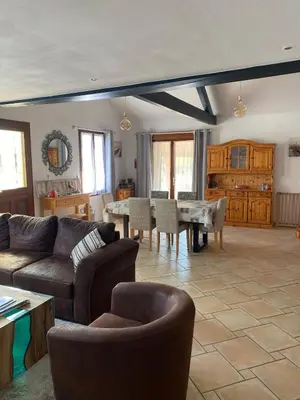 Coin salon dans l'établissement Maison à la campagne avec Piscine et Jacuzzi