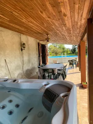 Piscine de l'établissement Maison à la campagne avec Piscine et Jacuzzi ou située à proximité
