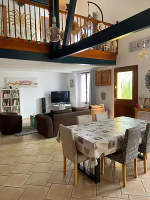 Coin salon dans l'établissement Maison à la campagne avec Piscine et Jacuzzi