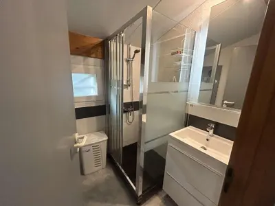 Salle de bains dans l'établissement Maison proche lac avec beau jardin