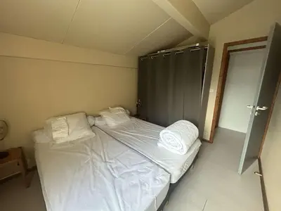 Un ou plusieurs lits dans un hébergement de l'établissement Maison proche lac avec beau jardin