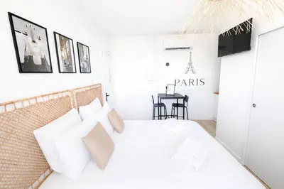 Un ou plusieurs lits dans un hébergement de l'établissement La Villa Blanche Appart hôtel