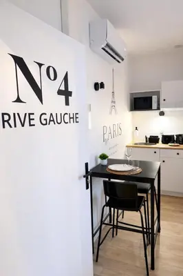 Cuisine ou kitchenette dans l'établissement La Villa Blanche Appart hôtel